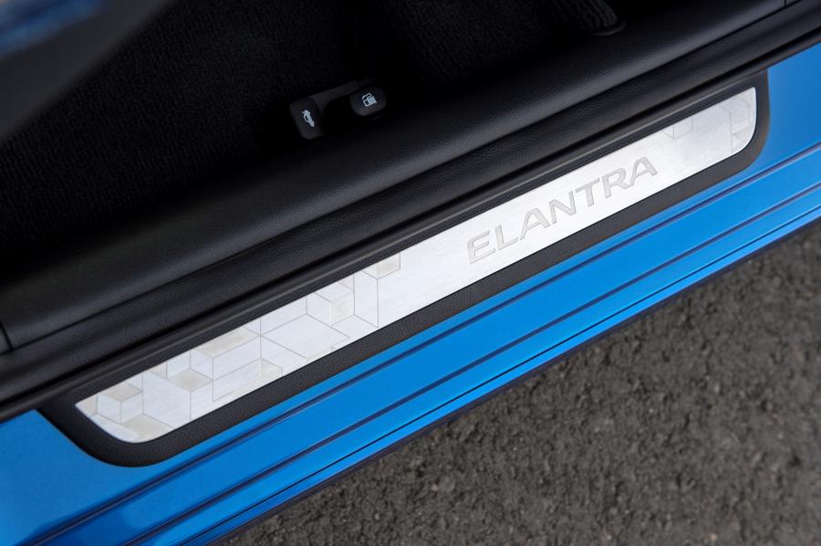 Детали интерьера Hyundai Elantra Sport 2016 года  (NA) (фото 41 из 41)